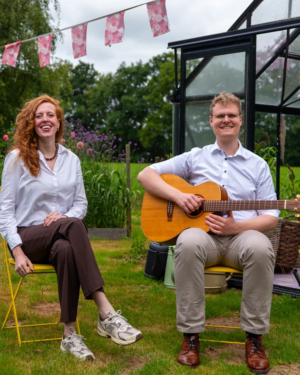 Liza en Timo van Bloom Acoustic samen in de tuin met gitaar
